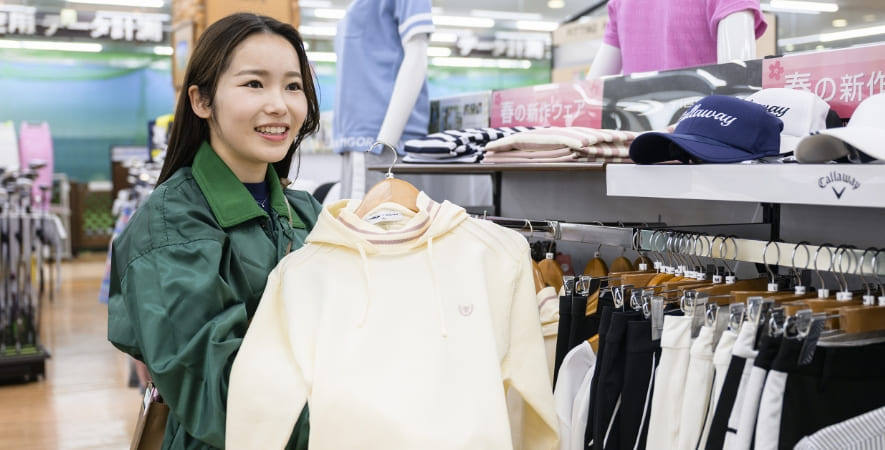 Oさん ゴルフウェアを説明している写真