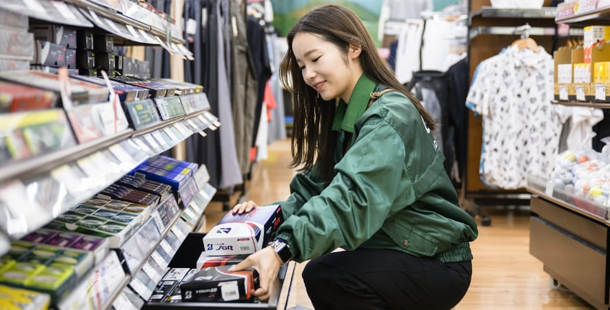 Oさん 商品を陳列している写真