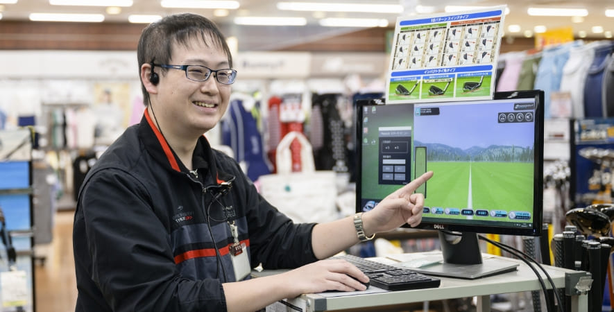 Nさん ゴルフ試し打ちコーナーで説明している写真