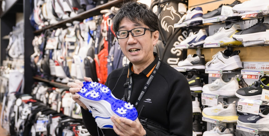 Kさん ゴルフシューズの説明をしている写真