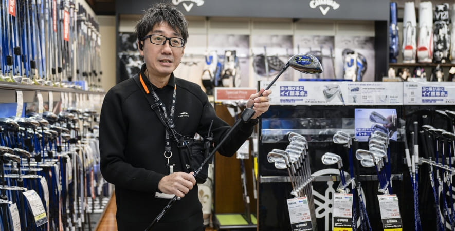 Kさん ゴルフクラブの説明をしている写真