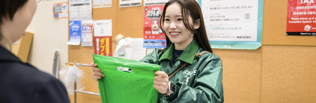 レジで商品を渡している写真