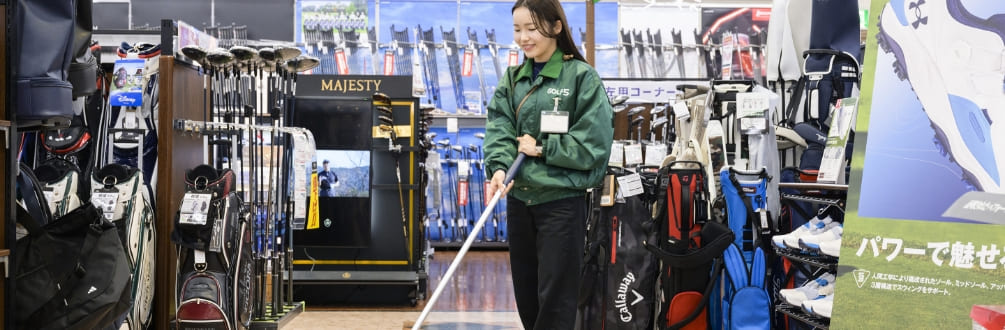 スタッフが床掃除をしている写真