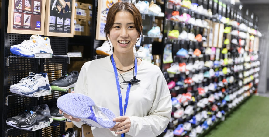 Iさん スポーツシューズを説明している写真