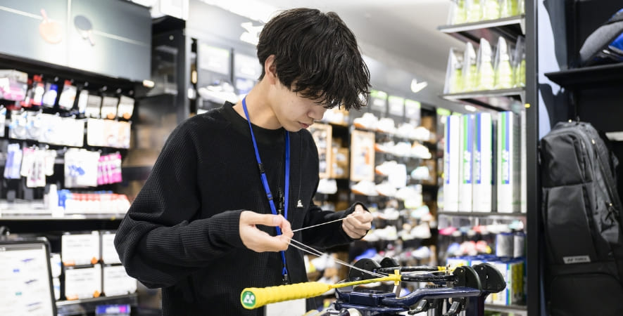 Sさん テニスラケットのガットを張っている写真