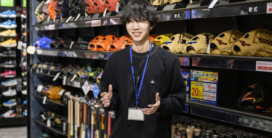 Sさん 野球用品前で話している写真