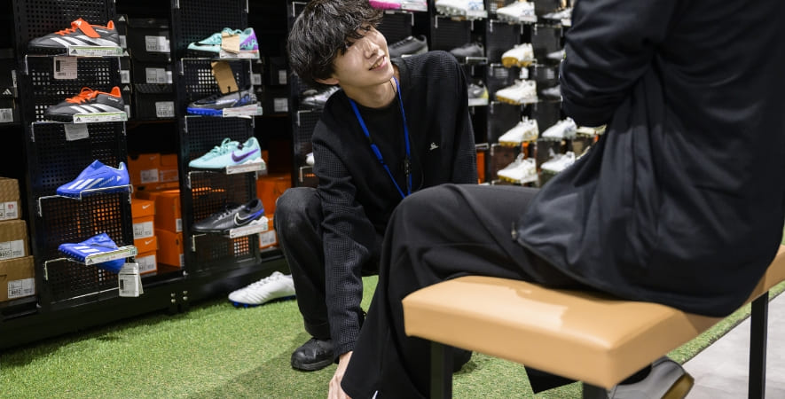 Sさん スポーツシューズの接客をしている写真