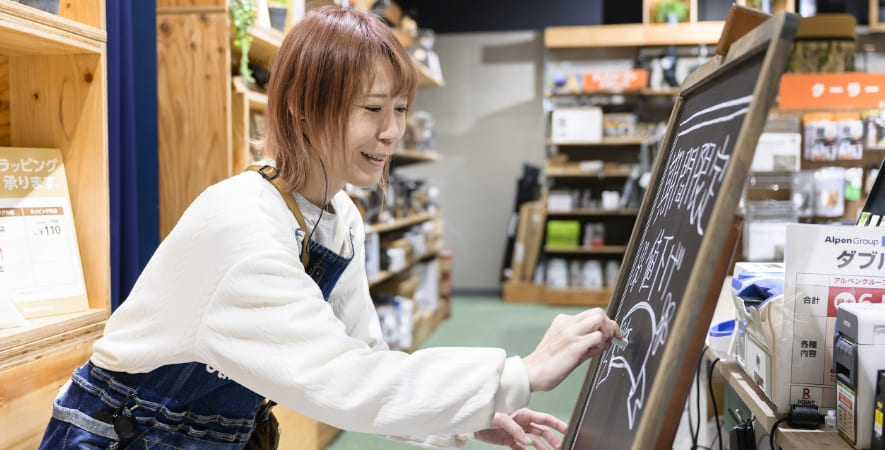 Yさん 黒板アートを描いている写真