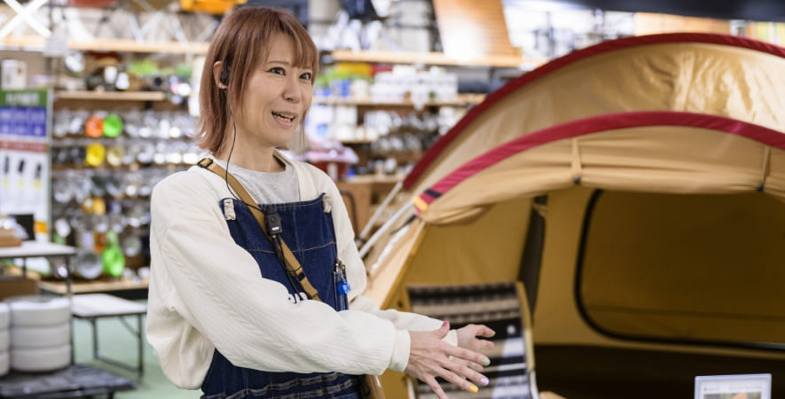 Yさん テント前で話している写真