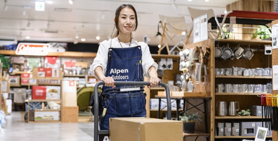 Mさん 台車で荷物を運んでいる写真