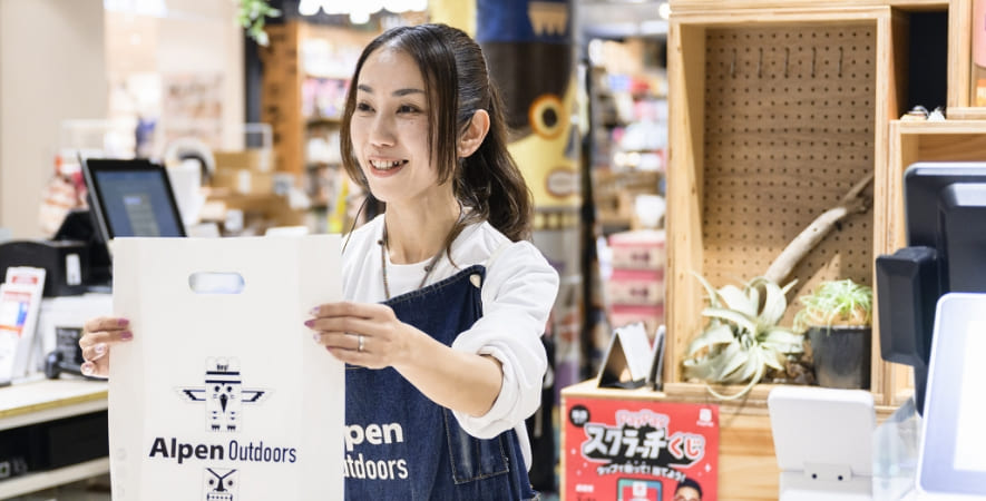 Mさん レジ前で商品を渡している写真