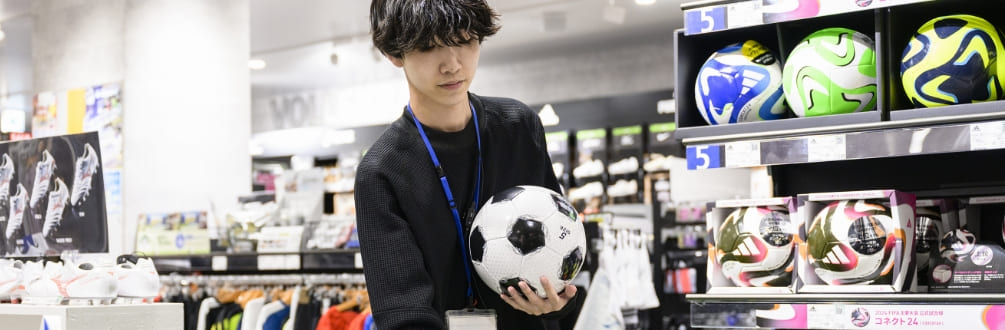 スタッフが商品を陳列している写真