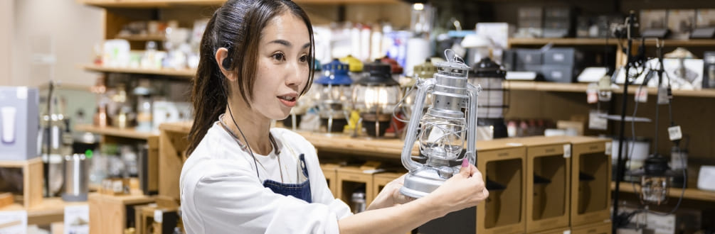 スタッフがランタンの説明をしている写真